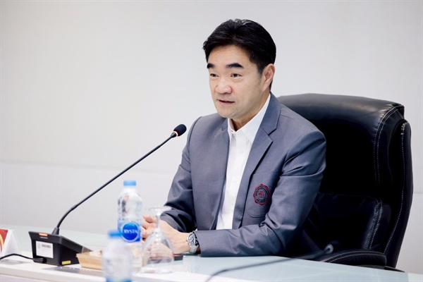 รองอธิการบดีฝ่ายพัฒนาองค์กรและกิจการพิเศษ กล่าวต้อนรับคณะผู้บริหารและบุคลากรศึกษาดูงานบริหารความเสี่ยง มศว จากมหาวิทยาลัยศิลปากร